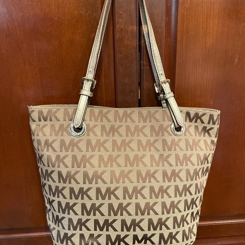 MICHAEL KORS BEIGE CAMEL GOLD SIGNATURE HANDBAG MD TOTE - Picture 16 of 16